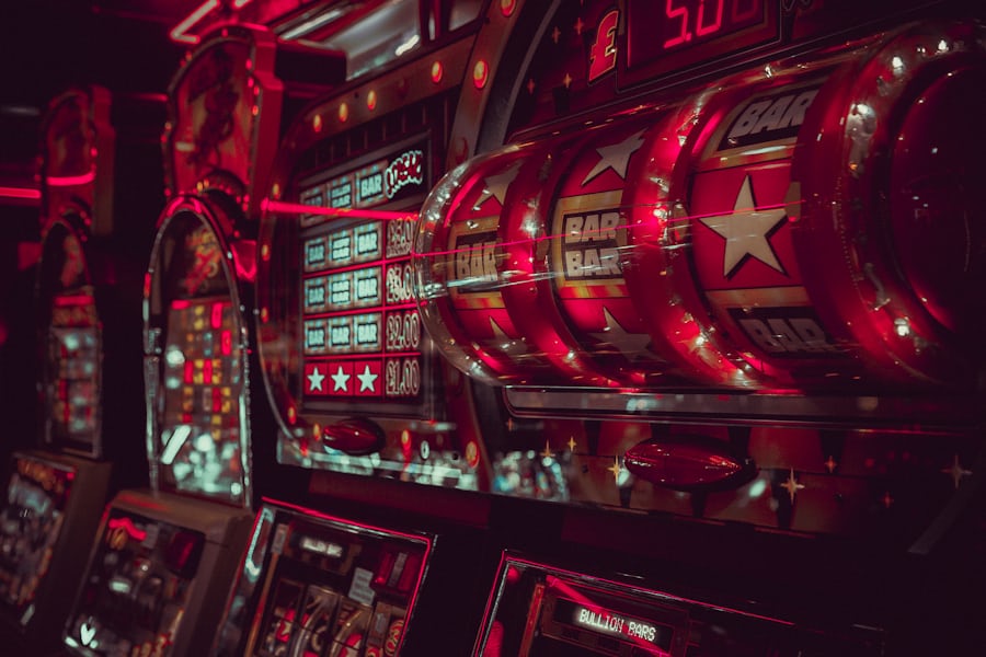 Layar mesin slot dengan simbol berwarna-warni